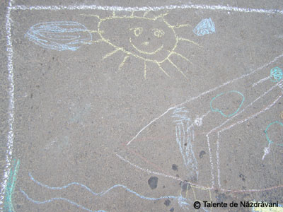 Desene cu creta pe asfalt