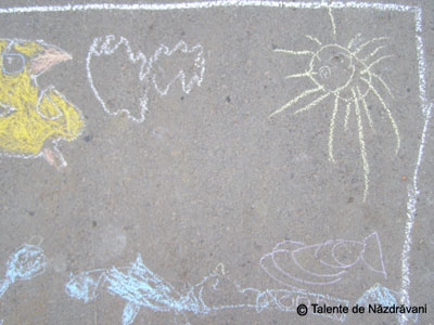 Desene cu creta pe asfalt